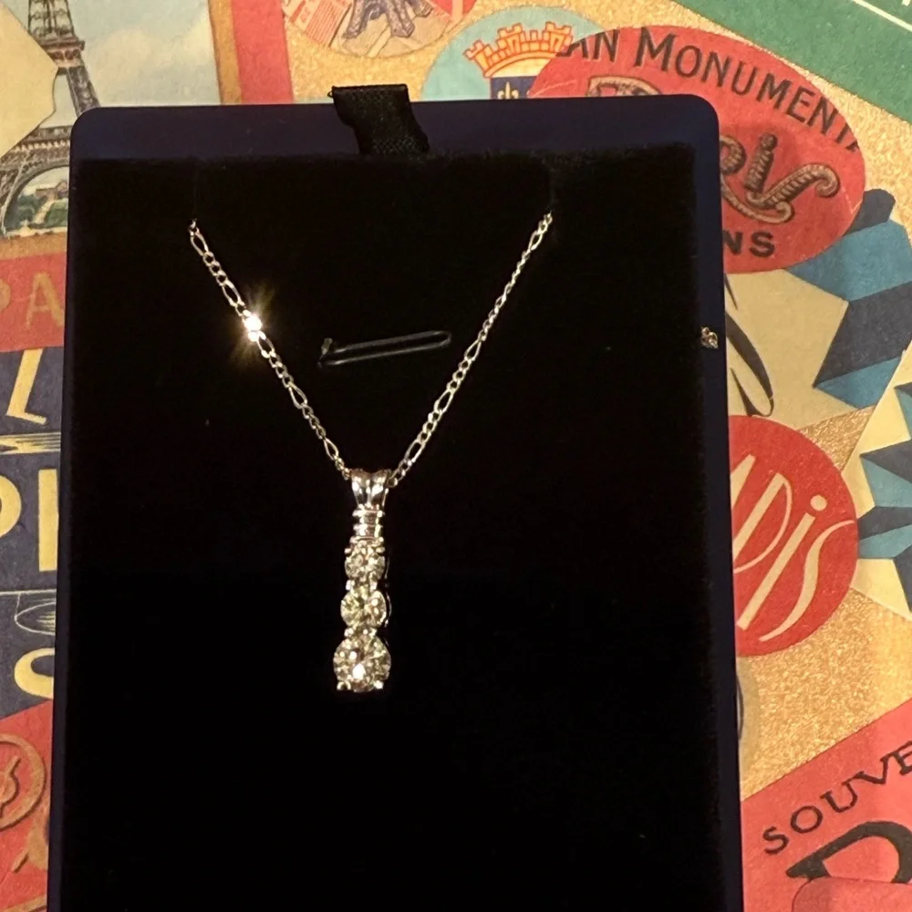 Elegant White Gold and 1ctw of Natural Diamond Pendant Necklace - Picture 8 of 10